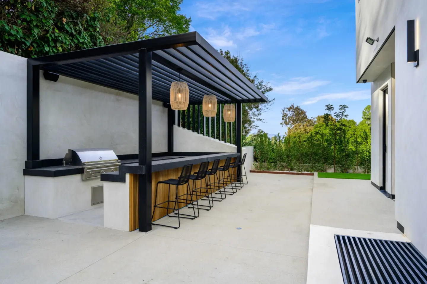 Scenic view of a patio with an outdoor kitchen with overlooking view in wilmington nc